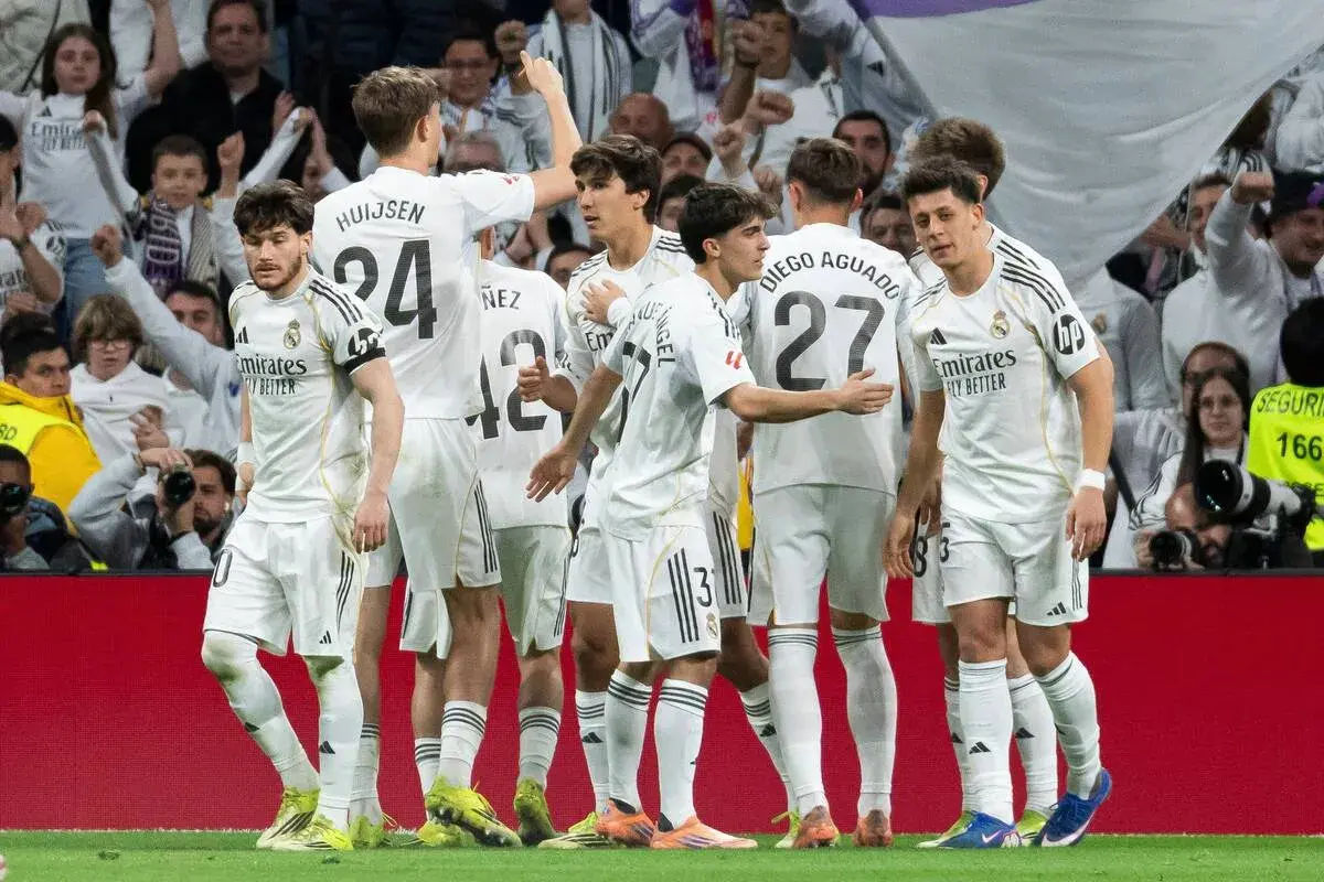 Atlético Madryt – zawodnicy w białych strojach świętują na boisku.
