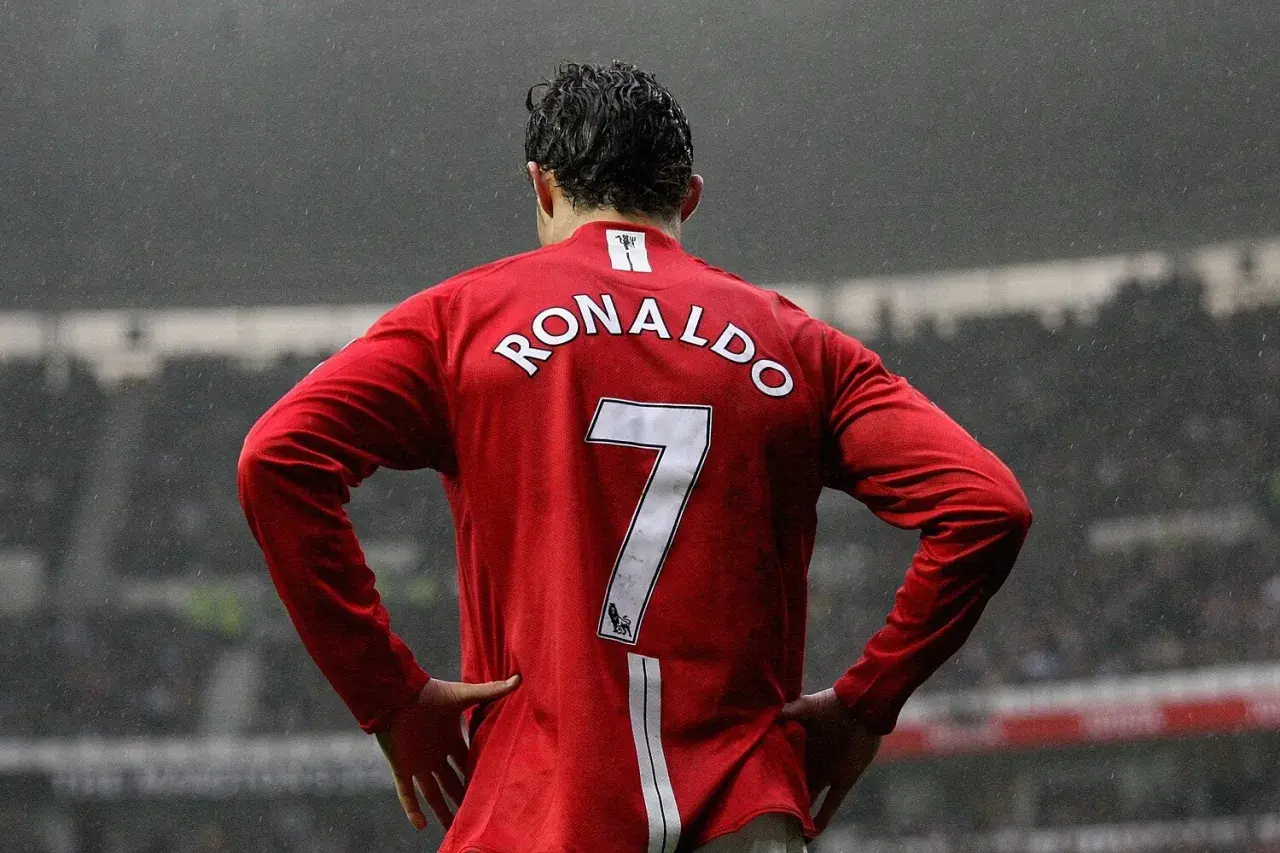 Piłkarz z numerem 7 na plecach, Cristiano Ronaldo, w czerwonej koszulce Manchesteru United.