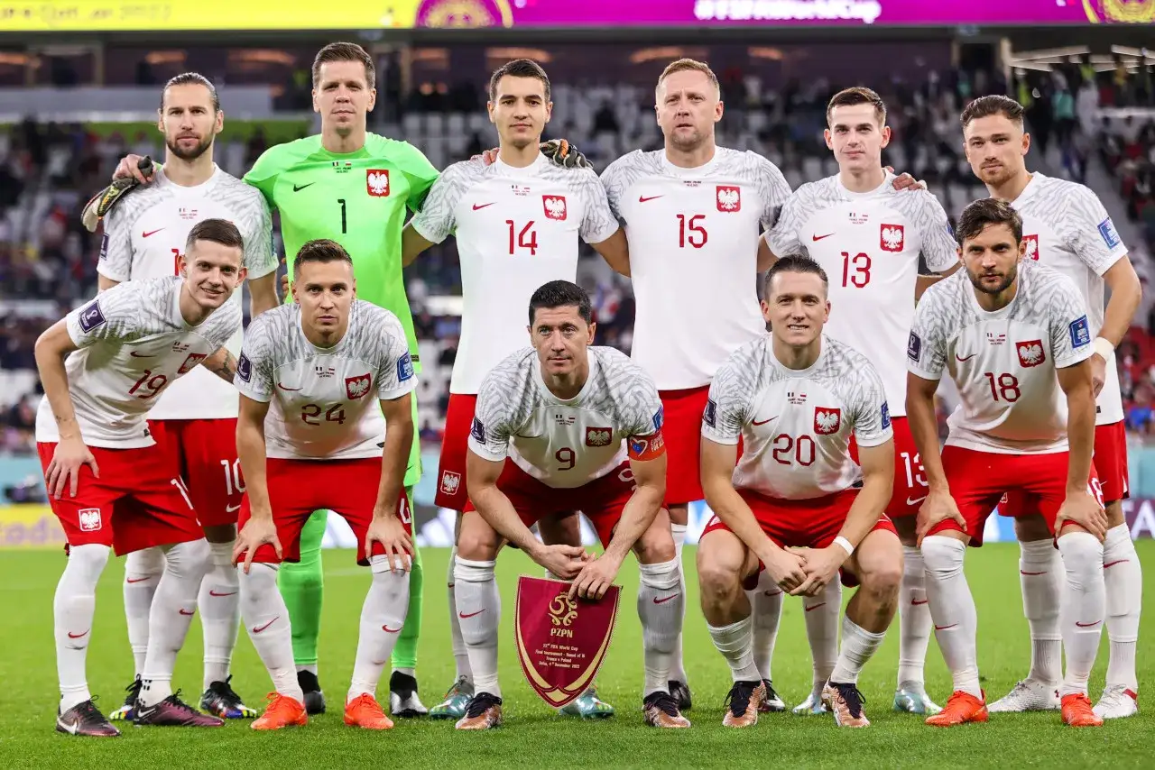 Drużyna Polski, i liga – zawodnicy, pozuje do zdjęcia przed meczem. Robert Lewandowski trzyma tarczę.