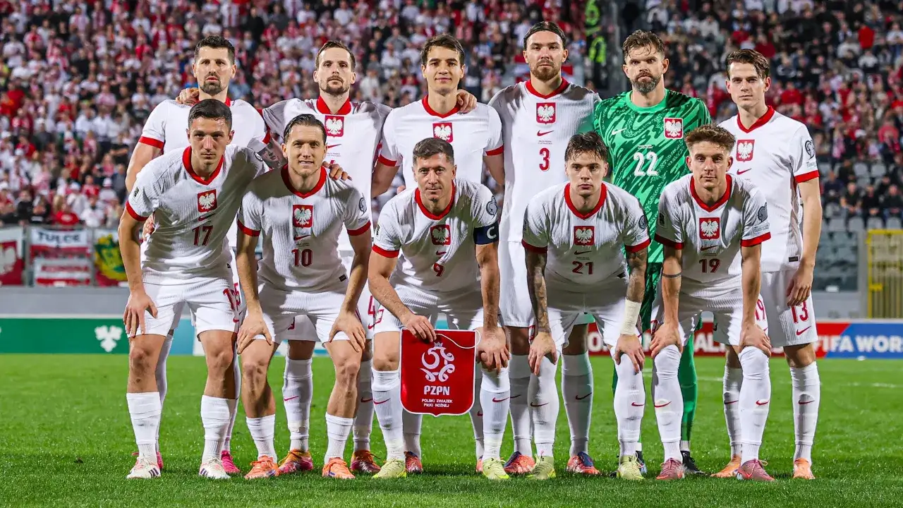 Reprezentacja Polski w piłce nożnej mężczyzn przed meczem z Maltą. Drużyna w białych strojach z orłem na piersi, gotowa do gry.