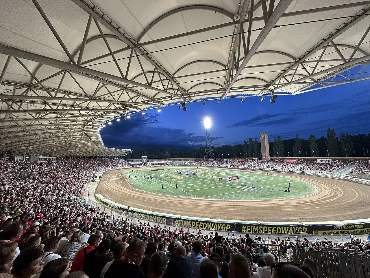 Tłum kibiców na stadionie olimpijskim we Wrocławiu podczas nocnego turnieju żużlowego.