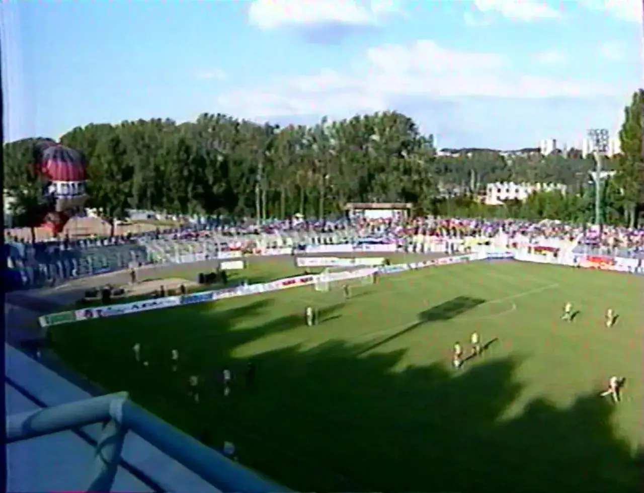 Mecz na stadionie Arka Gdynia. W tle balon.