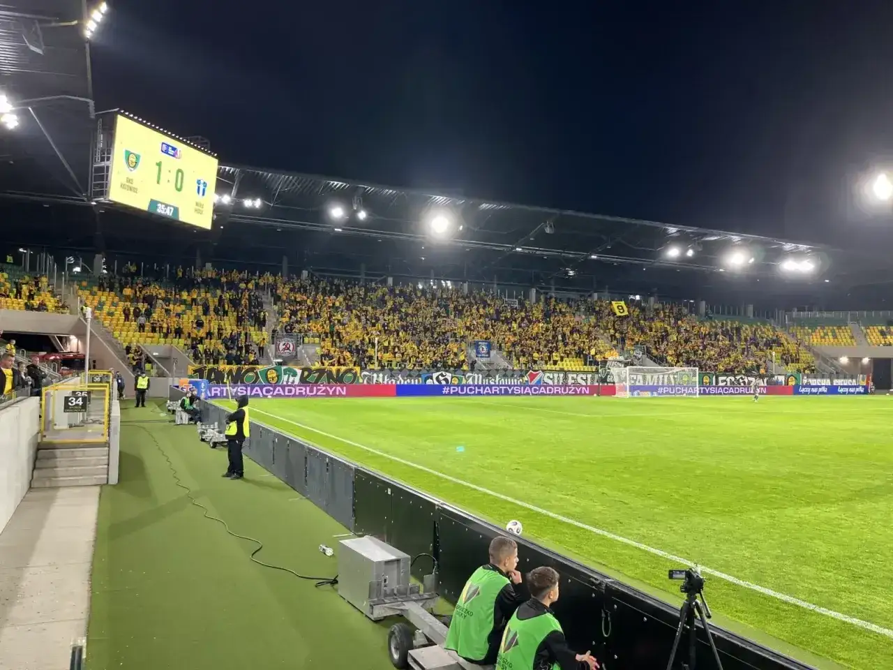 Stadion podczas meczu GKS Katowice &ndash; Wisła Płock. Wynik 1:0 dla gospodarzy. Tłumy kibic&oacute;w na trybunach.