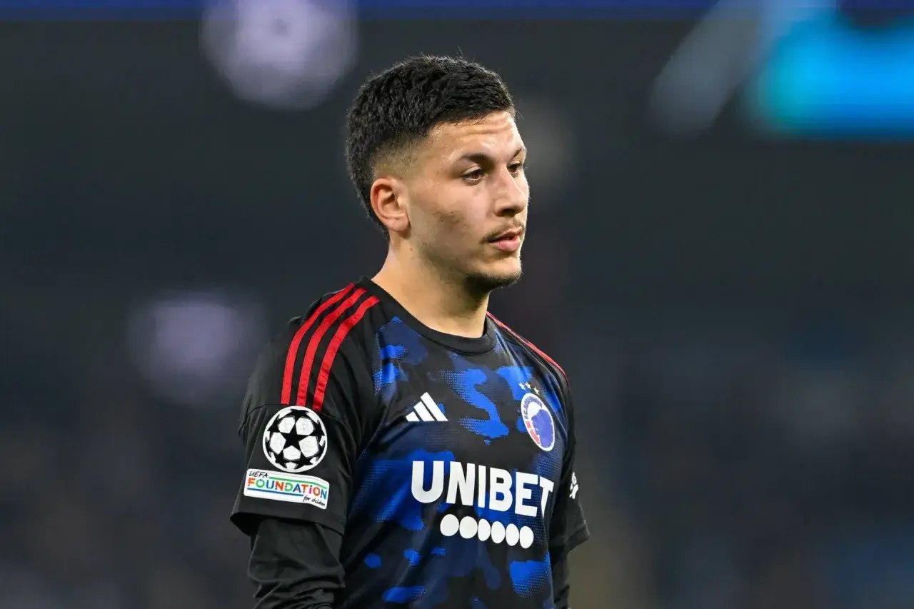 Młody piłkarz Roony Bardghji w czarno-niebieskiej koszulce z logo Unibet i UEFA Foundation.