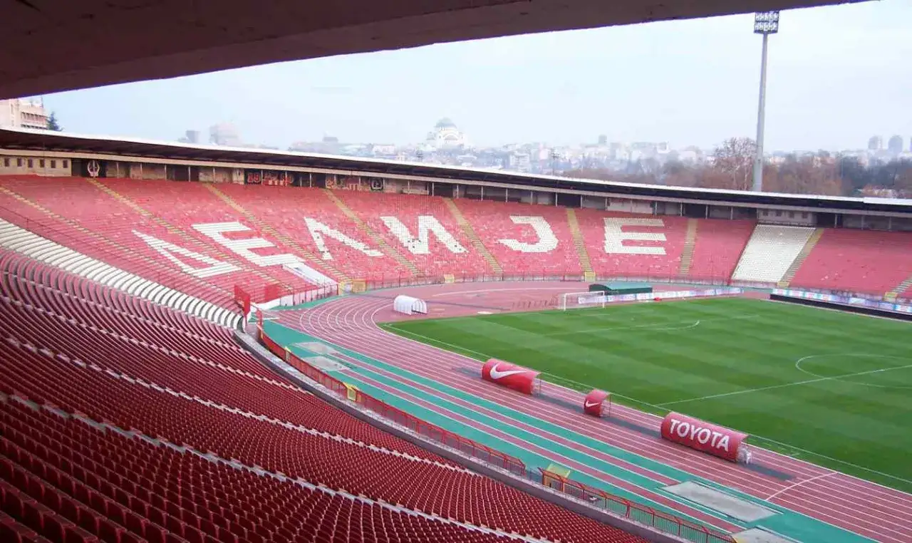 Puste trybuny stadionu Crvena Zvezda czekają na kibiców. Na bieżni widać logo Toyoty.