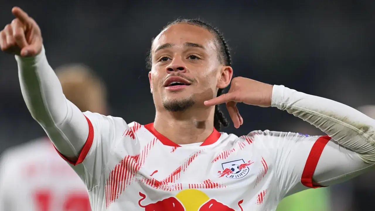 Xavi Simons w koszulce RB Lipsk, gestem wskazuje na coś. Fani szukają daty dołączenia.