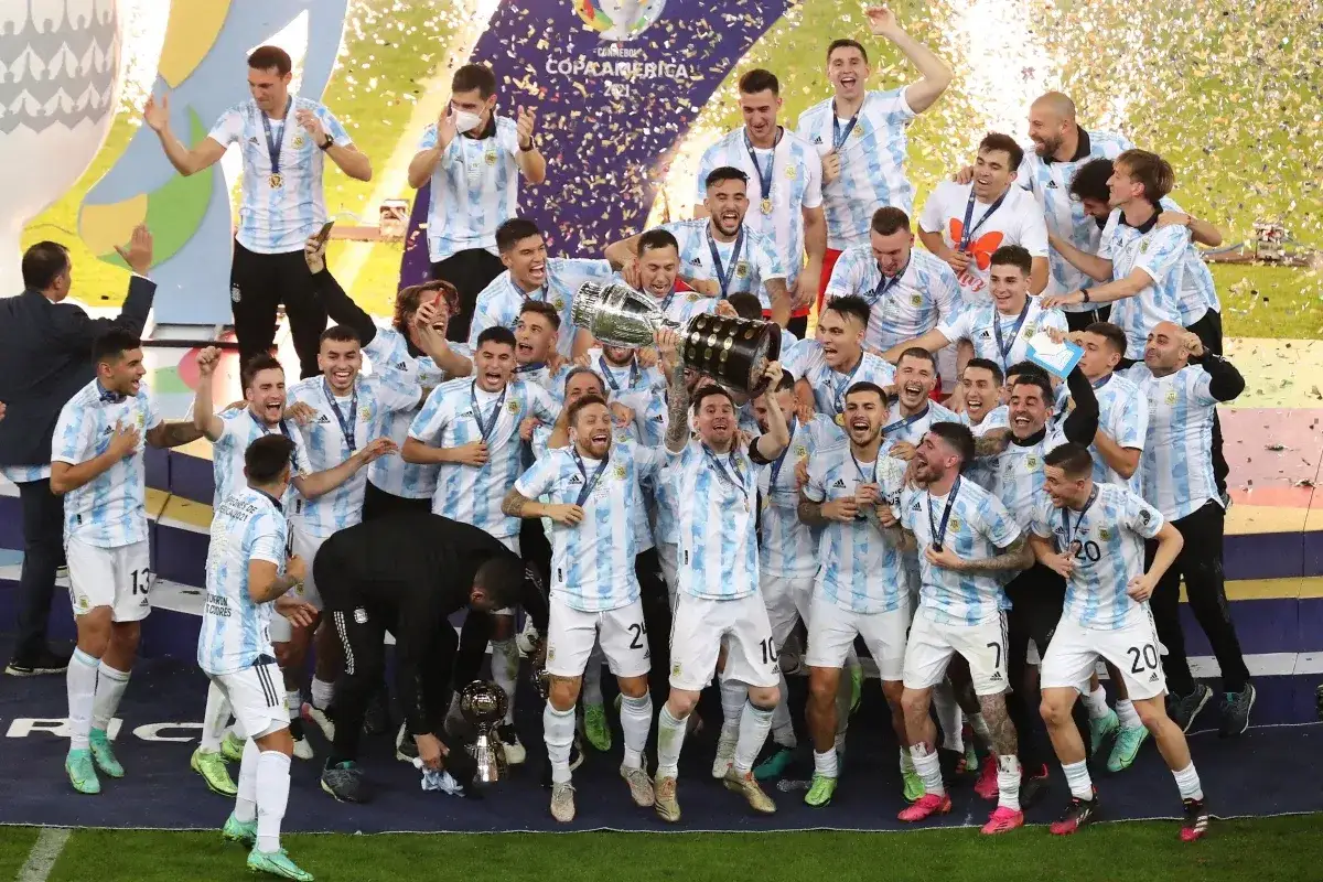 Drużyna Argentyny świętuje zwycięstwo w Copa America, z Messim wznoszącym puchar.
