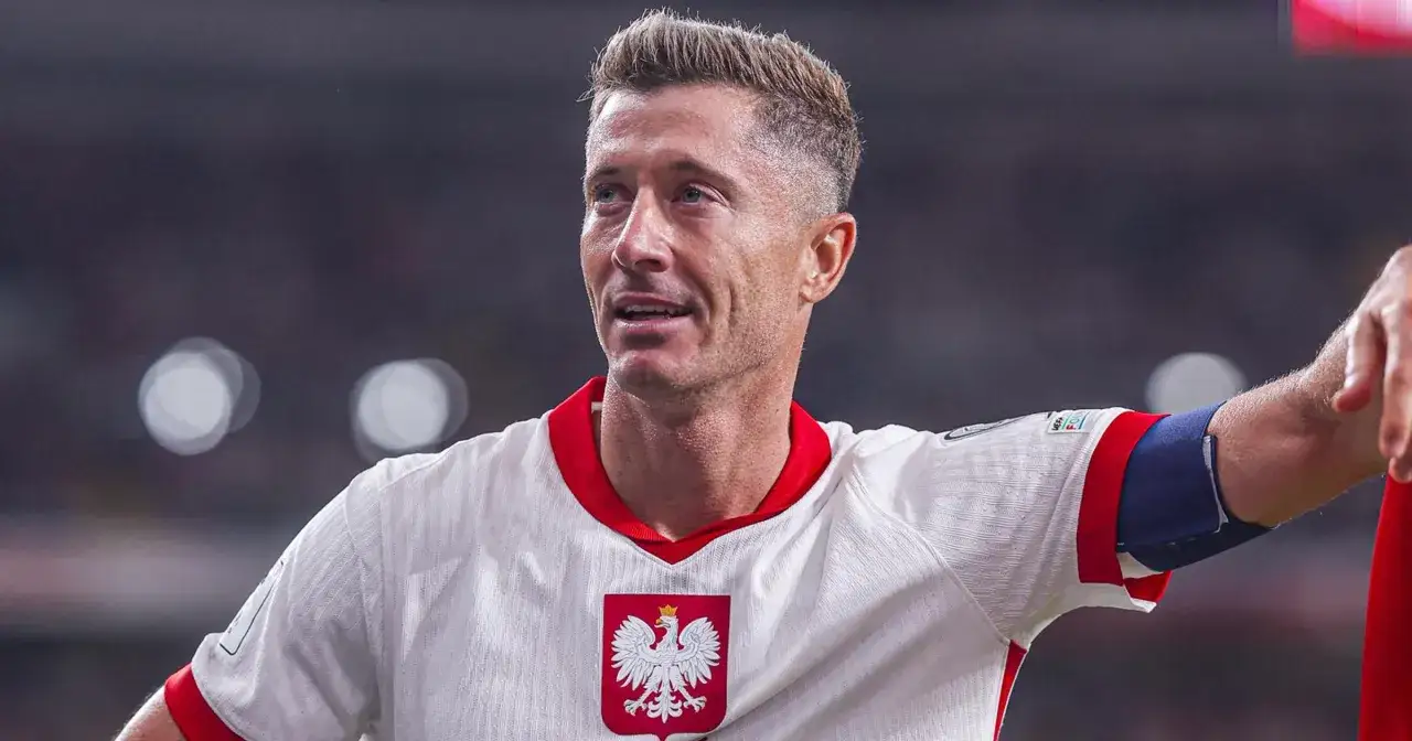 Zbigniew Robert Lewandowski w białej koszulce z orłem na piersi, gotowy do gry.