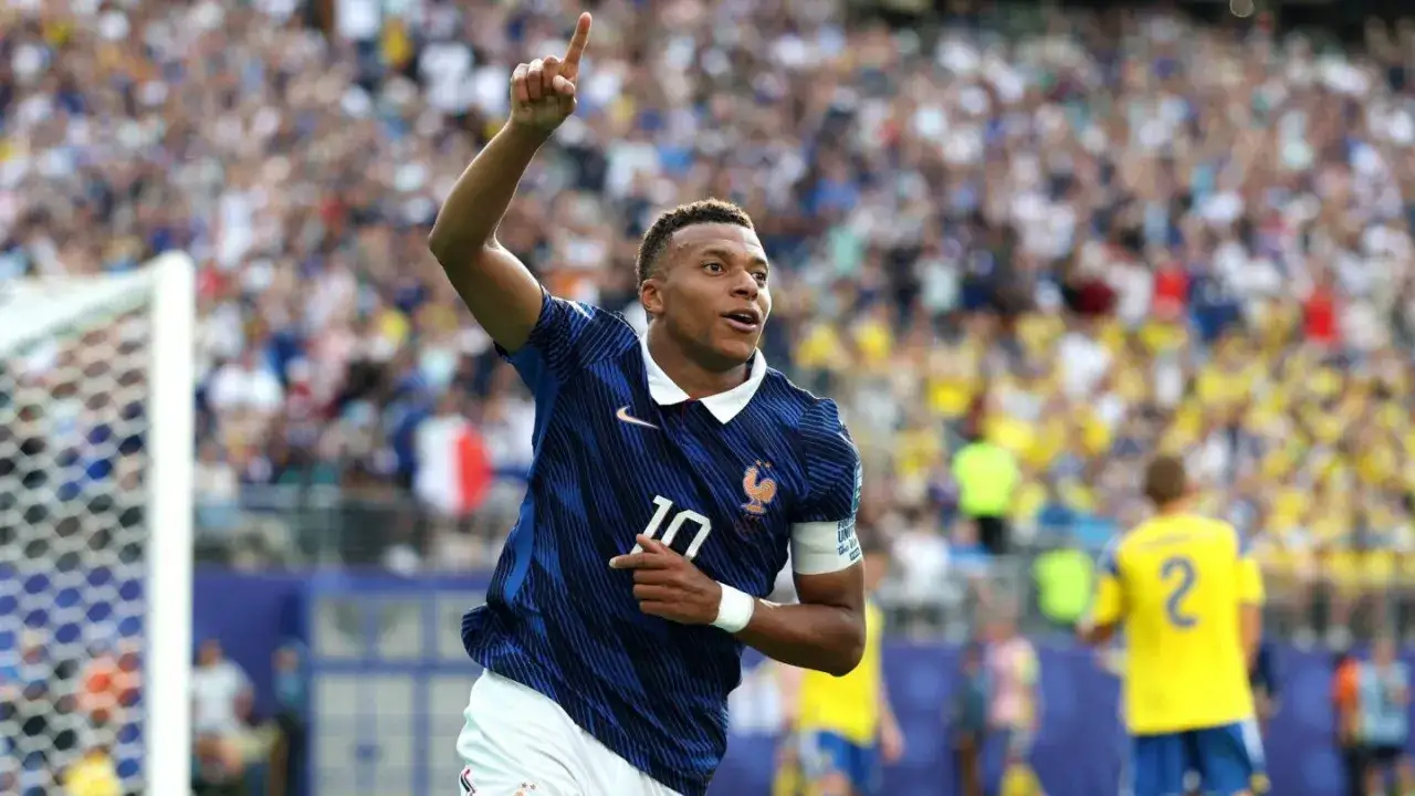 Kylian Mbapp&eacute;, jak się pisze jego nazwisko, świętuje bramkę w niebieskiej koszulce reprezentacji Francji.