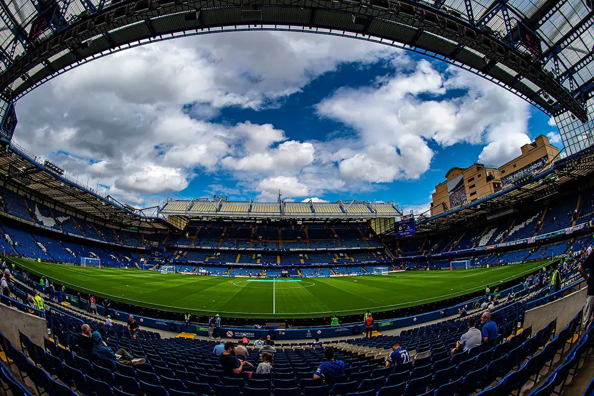 Stamford Bridge, dom Chelsea F.C. – zawodnicy wkrótce wyjdą na zieloną murawę.
