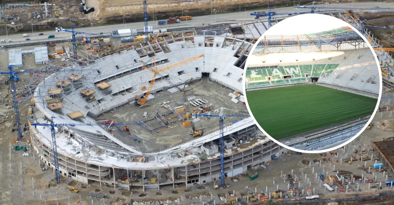 Budowa stadionu Śląsk Wrocław w pełni. Widać postęp prac, dźwigi i konstrukcję trybun. W okręgu gotowa murawa i zielone siedzenia.
