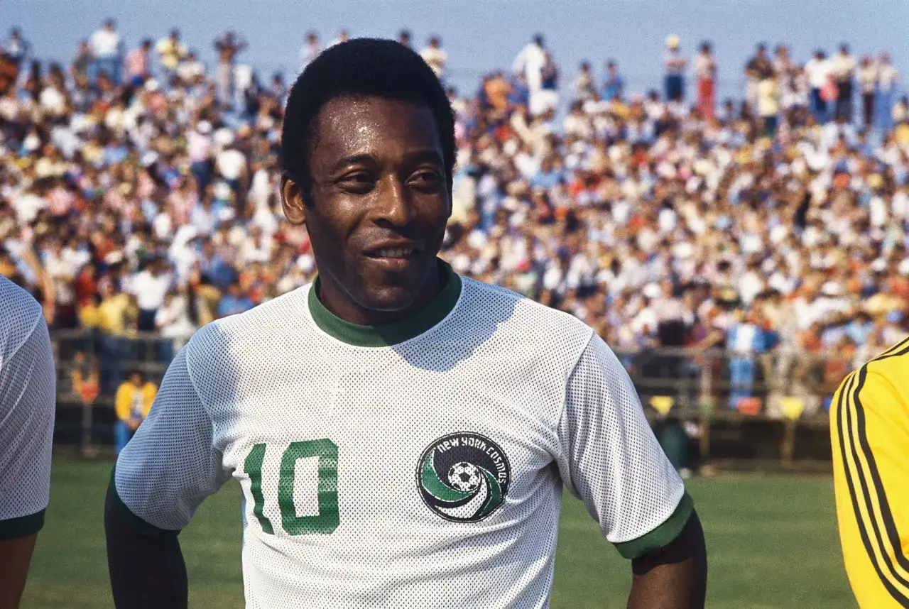 Pele w koszulce New York Cosmos. W jakich klubach grał Pele? W Brazylii Santos, a potem w USA New York Cosmos.