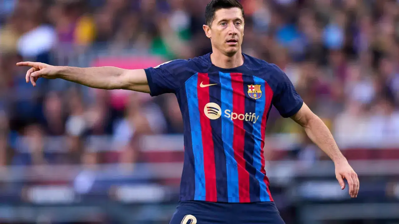Robert Lewandowski, kapitanem Barcelony, w nowym stroju z logo Spotify.
