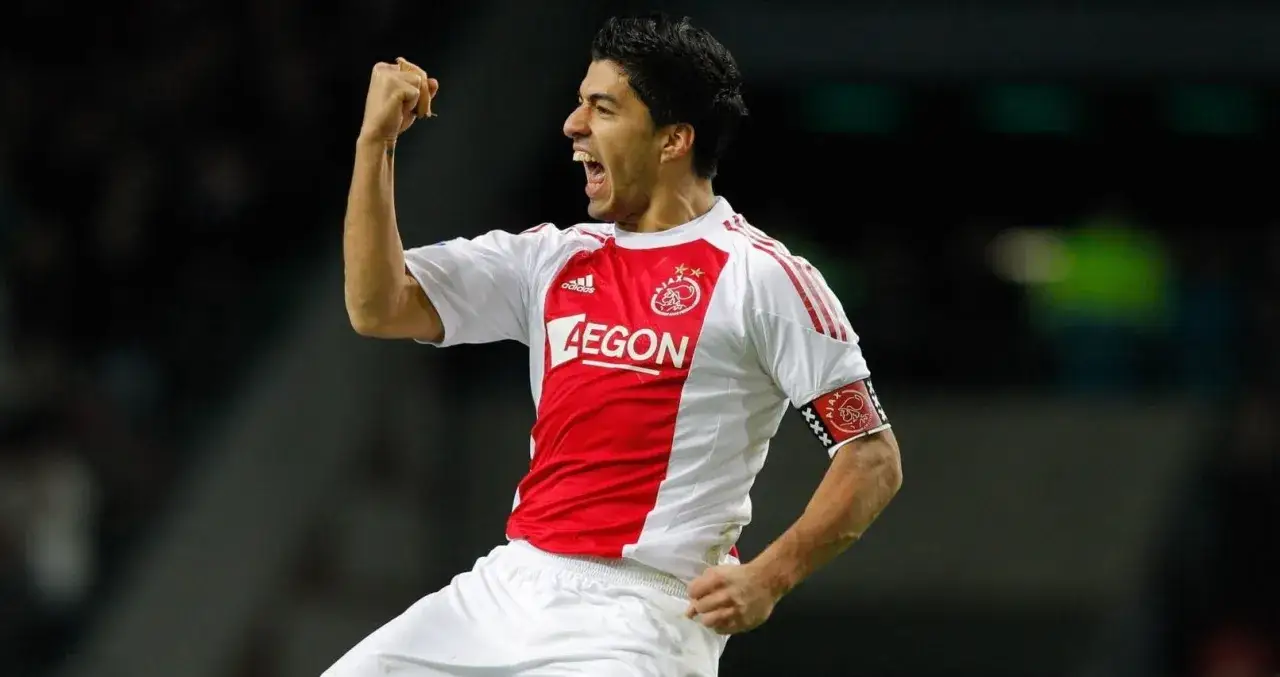 Piłkarze z Amsterdamu, Luis Suárez w koszulce Ajaxu świętuje zdobycie bramki.
