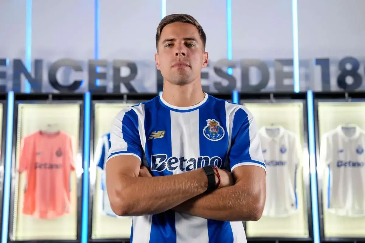 Piłkarz w niebiesko-białej koszulce FC Porto, gdzie gra Bednarek. W tle inne stroje klubowe.