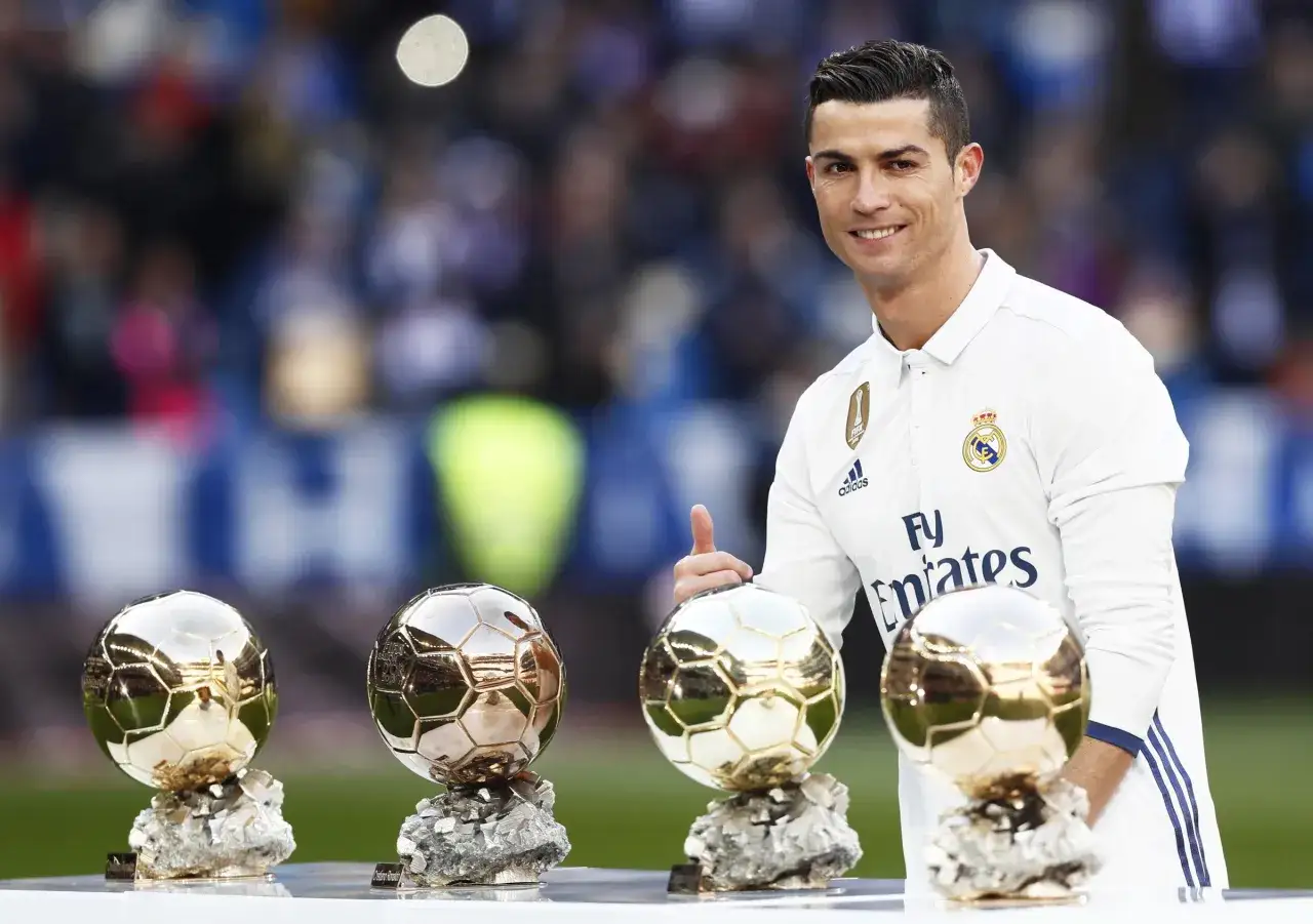 Cristiano Ronaldo z Realu Madryt prezentuje swoje Złote Piłki, dumny z osiągnięć.