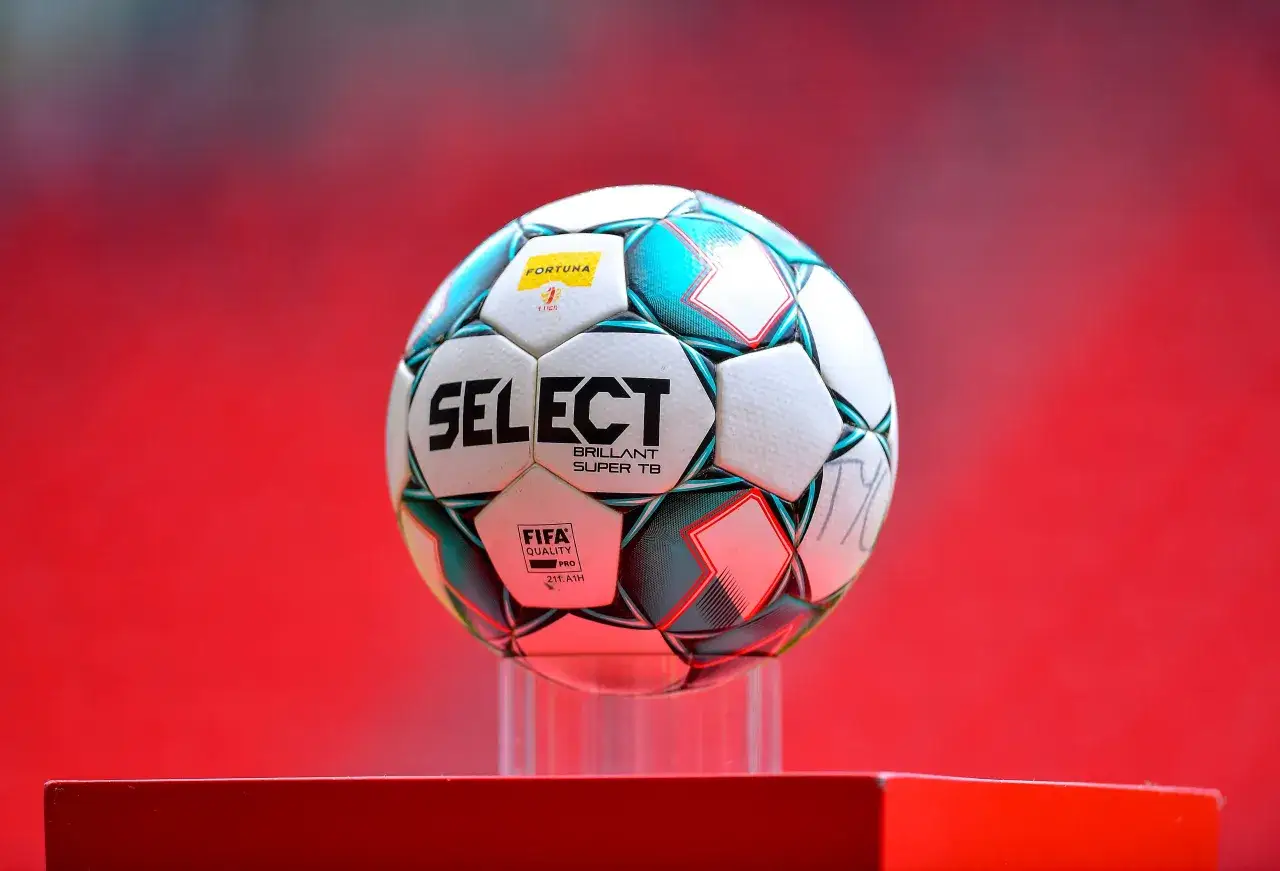 Piłka Select Brillant Super TB z logo Fortuna 1 Liga, symbolizująca budżety klub&oacute;w 1 ligi.