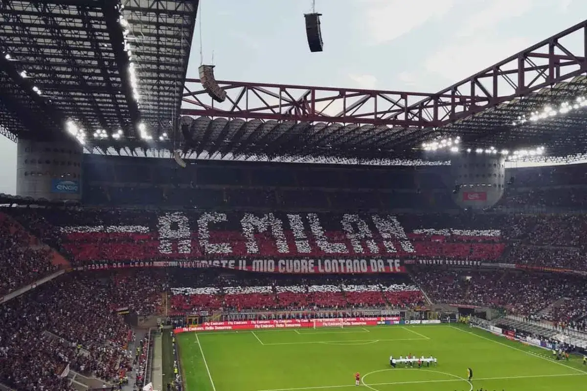 Stadion AC Milan wypełniony kibicami tworzącymi napis