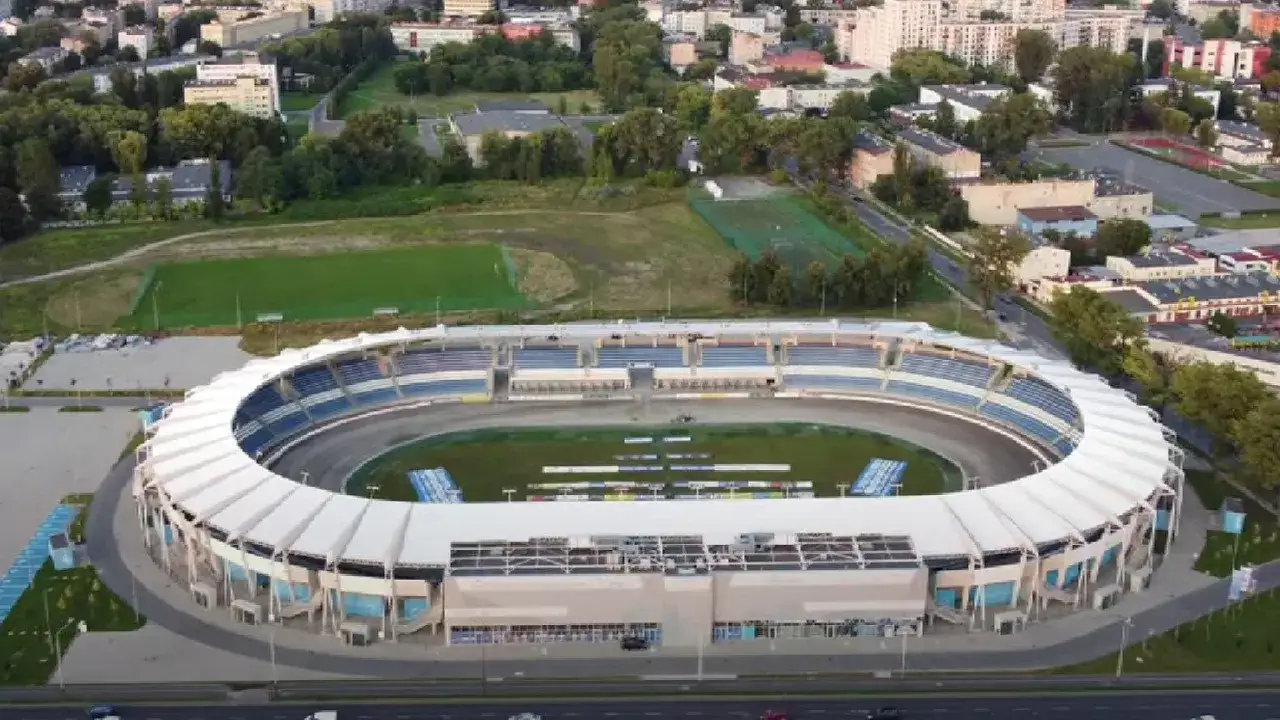 Stadion Orzeł Łódź z lotu ptaka, z widokiem na trybuny, tor żużlowy i otaczające budynki.