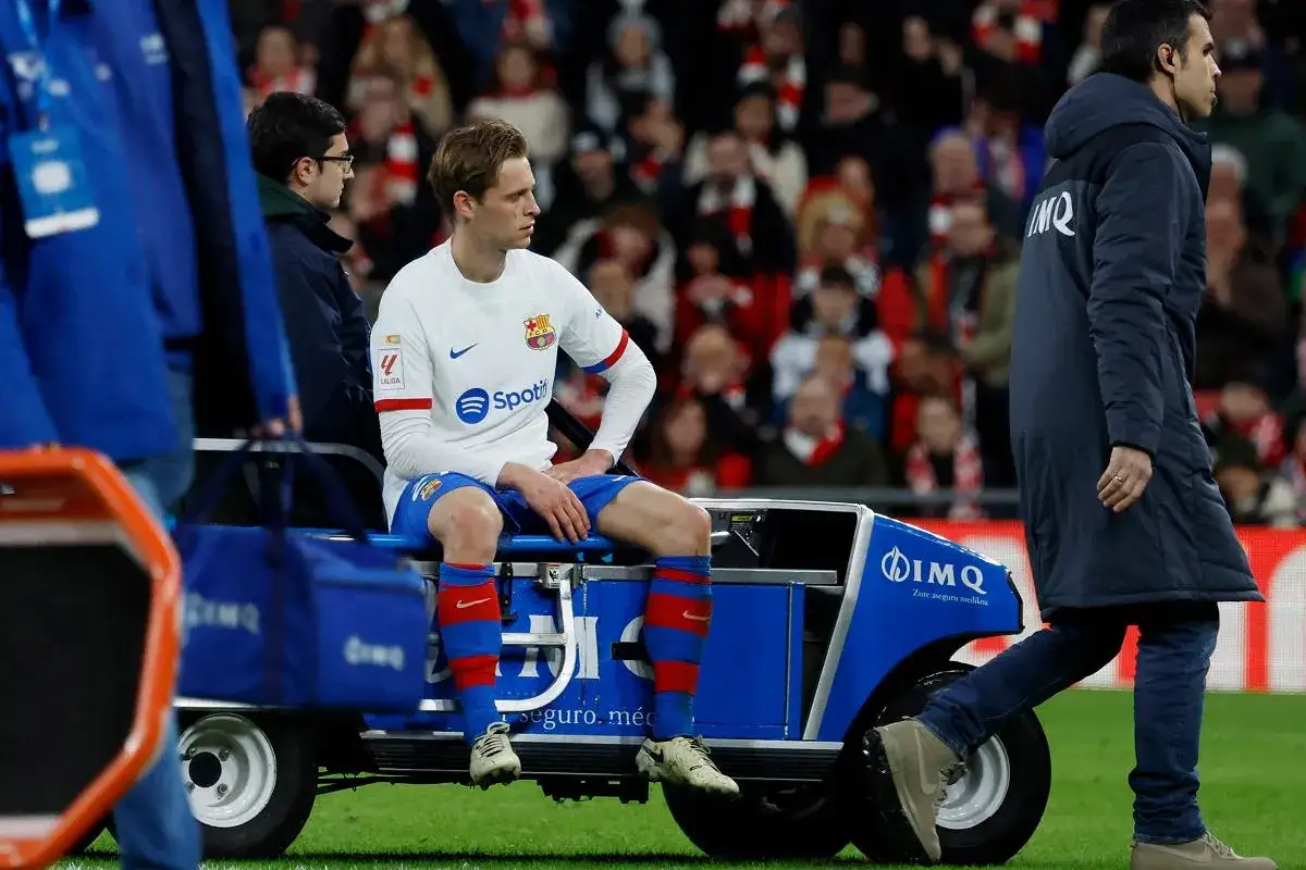 Frenkie de Jong siedzi na wózku medycznym, smutny po kontuzji.