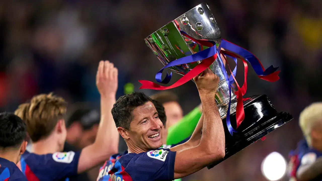 Robert Lewandowski z pucharem La Liga, radość zwycięzców.