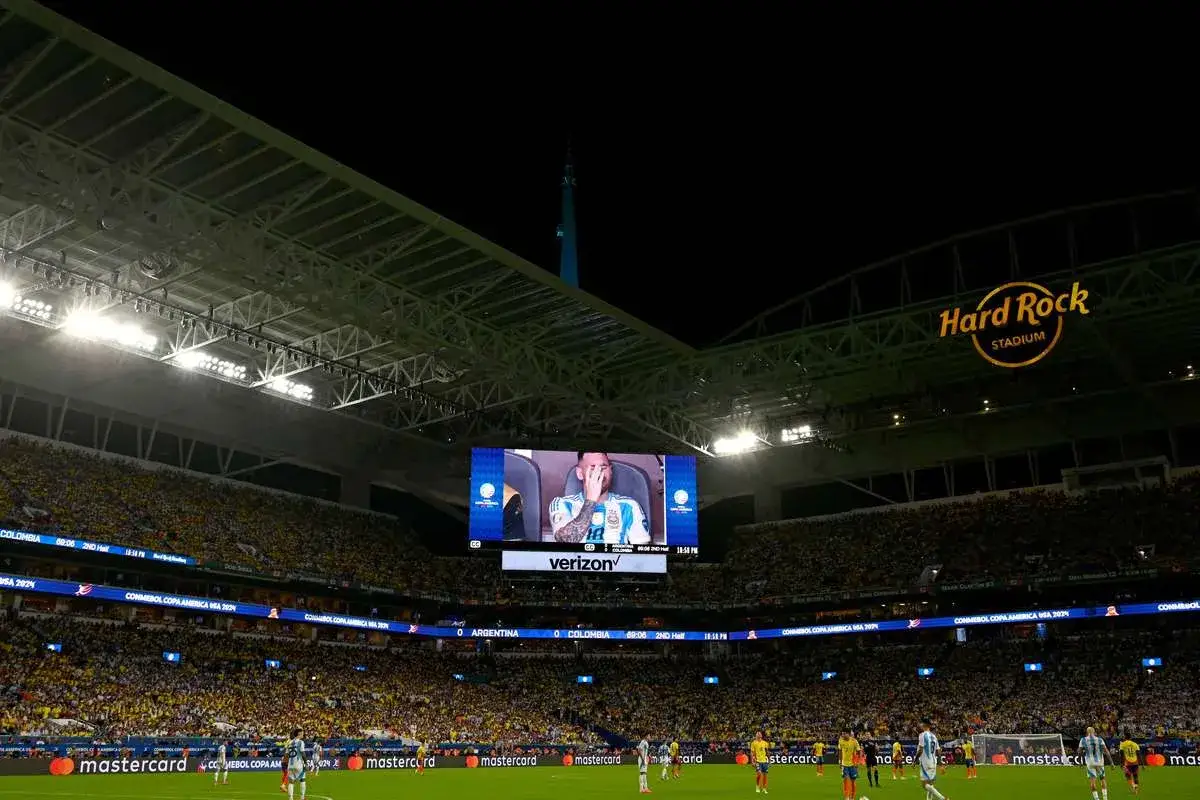 Nocny mecz na Hard Rock Stadium podczas Copa Am&eacute;rica. Na telebimie Leo Messi, trybuny wypełnione kibicami.