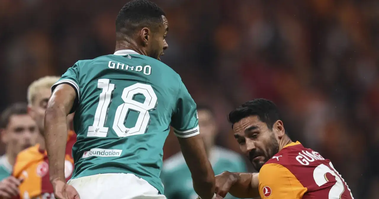 Piłkarz Liverpoolu z numerem 18 walczy o piłkę z zawodnikiem Galatasaray.