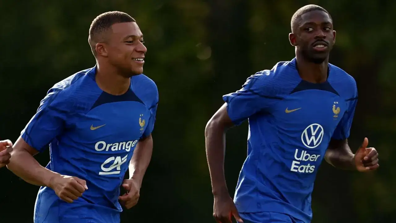 Mbappé, uważany za najlepszego piłkarza na świecie, i Ousmane Dembélé w niebieskich koszulkach reprezentacji Francji podczas treningu.