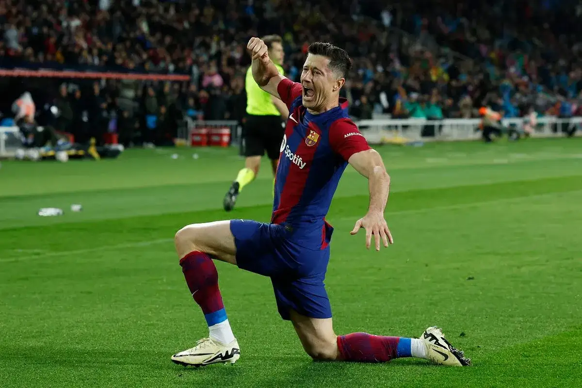 Robert Lewandowski w geście radości po strzelonym golu. Ile goli ma Lewandowski? Tego dnia dodał kolejny do swojej imponującej kolekcji.