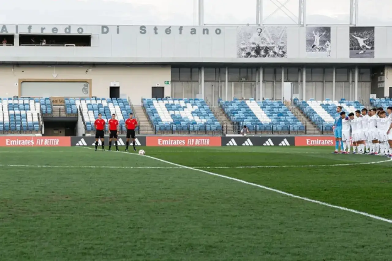 Piłkarze ustawieni na murawie stadionu Alfredo Di Stéfano, gotowi do meczu.