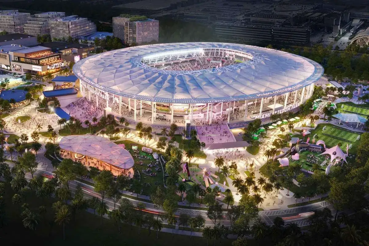 Nowoczesny Inter Miami stadium z rozsuwanym dachem, otoczony parkiem z placami zabaw i boiskami.