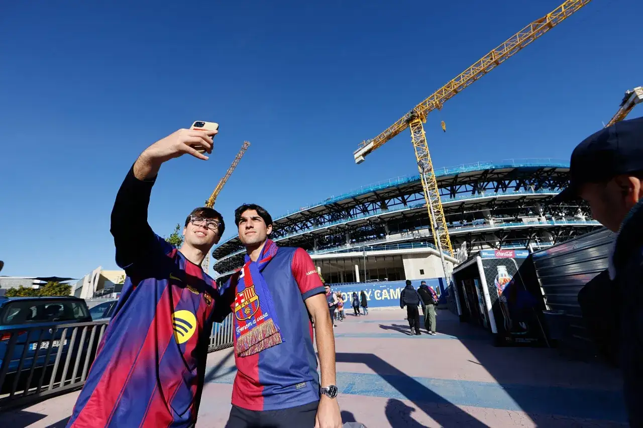 Dwóch kibiców FC Barcelona robi selfie przed stadionem w budowie. Barcelona nad jakim morzem? Nad Morzem Śródziemnym, oczywiście!