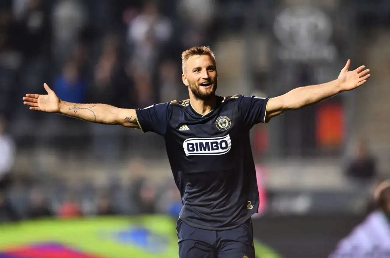 Piłkarz z tatuażem różańca na ramieniu, świętujący bramkę. Polacy w MLS pokazują klasę!