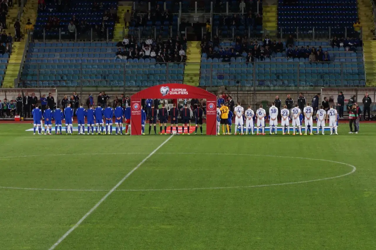 Piłkarze stoją na murawie stadionu w San Marino przed meczem eliminacji.