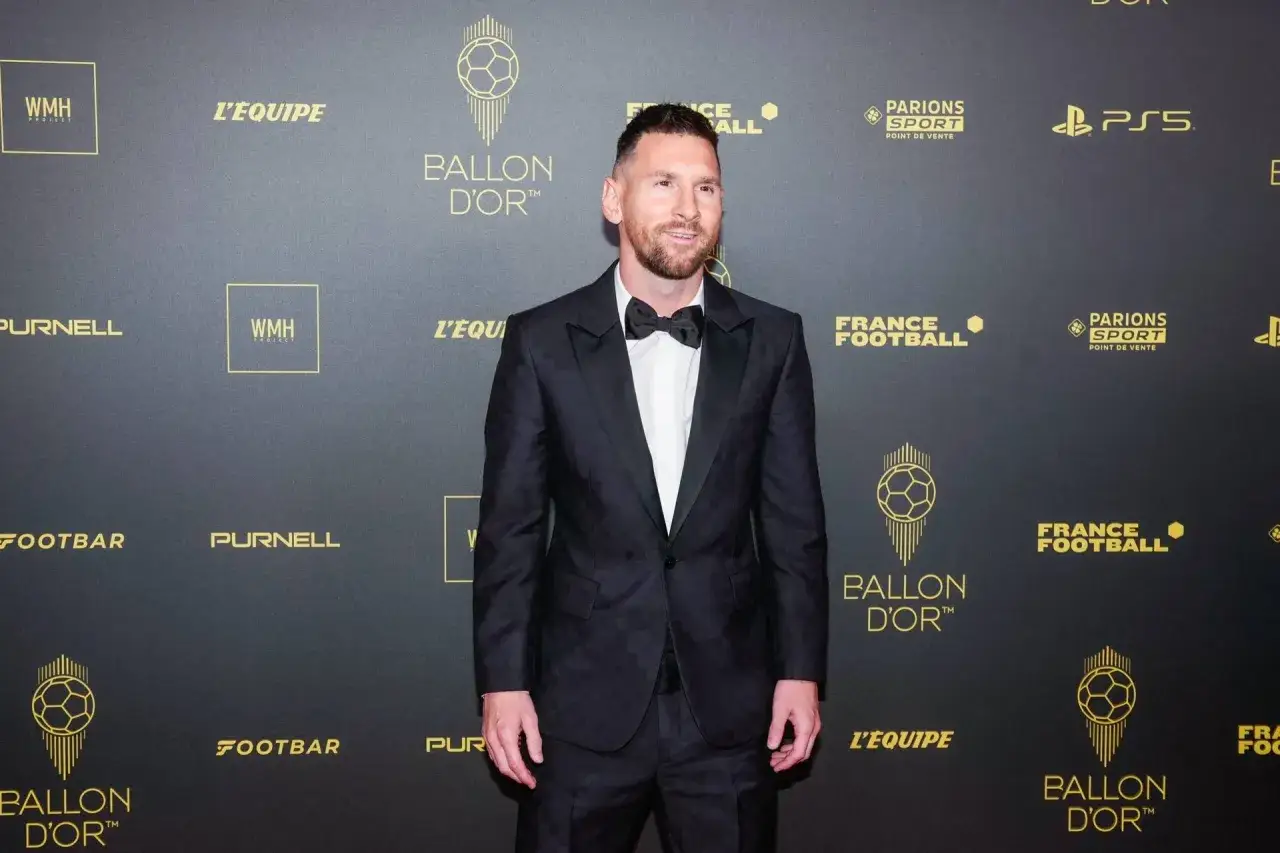 Lionel Messi na gali Ballon d'Or 2023 w eleganckim garniturze.