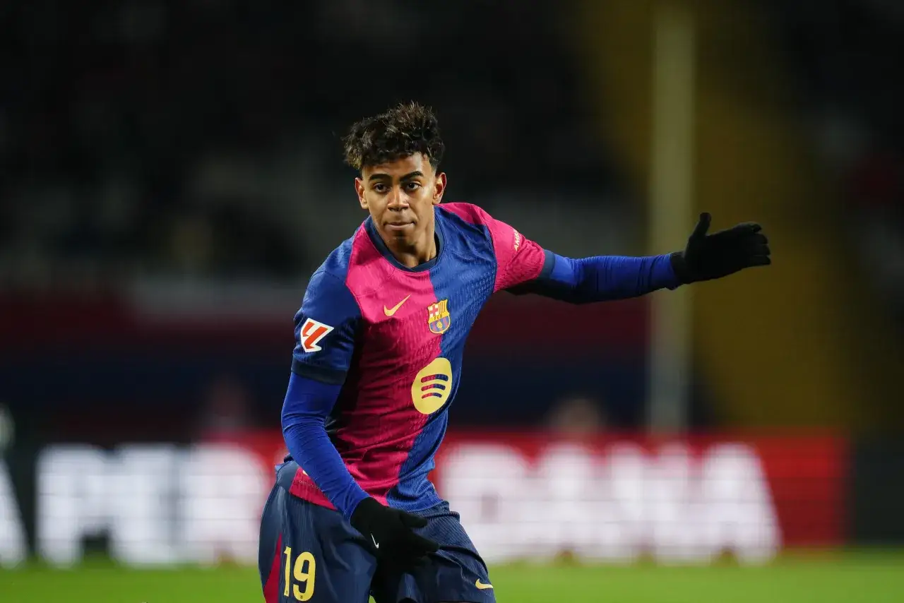 Lamine Yamal w koszulce FC Barcelony, z numerem 19, pokazuje swoje umiejętności.