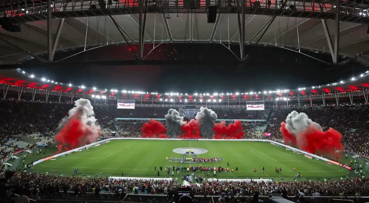 Stadion wypełniony kibicami, dymiące race w barwach czerwono-białych. Rozpoczynają się emocjonujące rozgrywki campeonato brasileiro s&eacute;rie a.