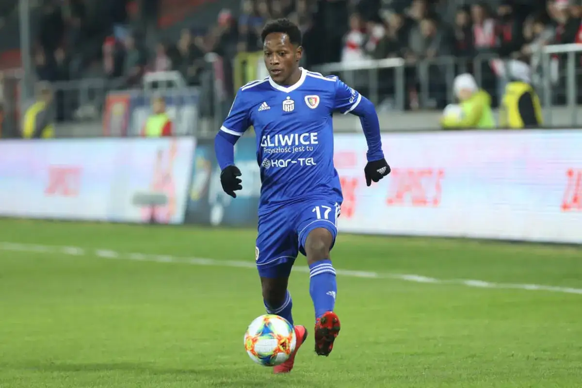 Joel Valencia w akcji, prowadzi piłkę na boisku w niebieskim stroju z numerem 17.