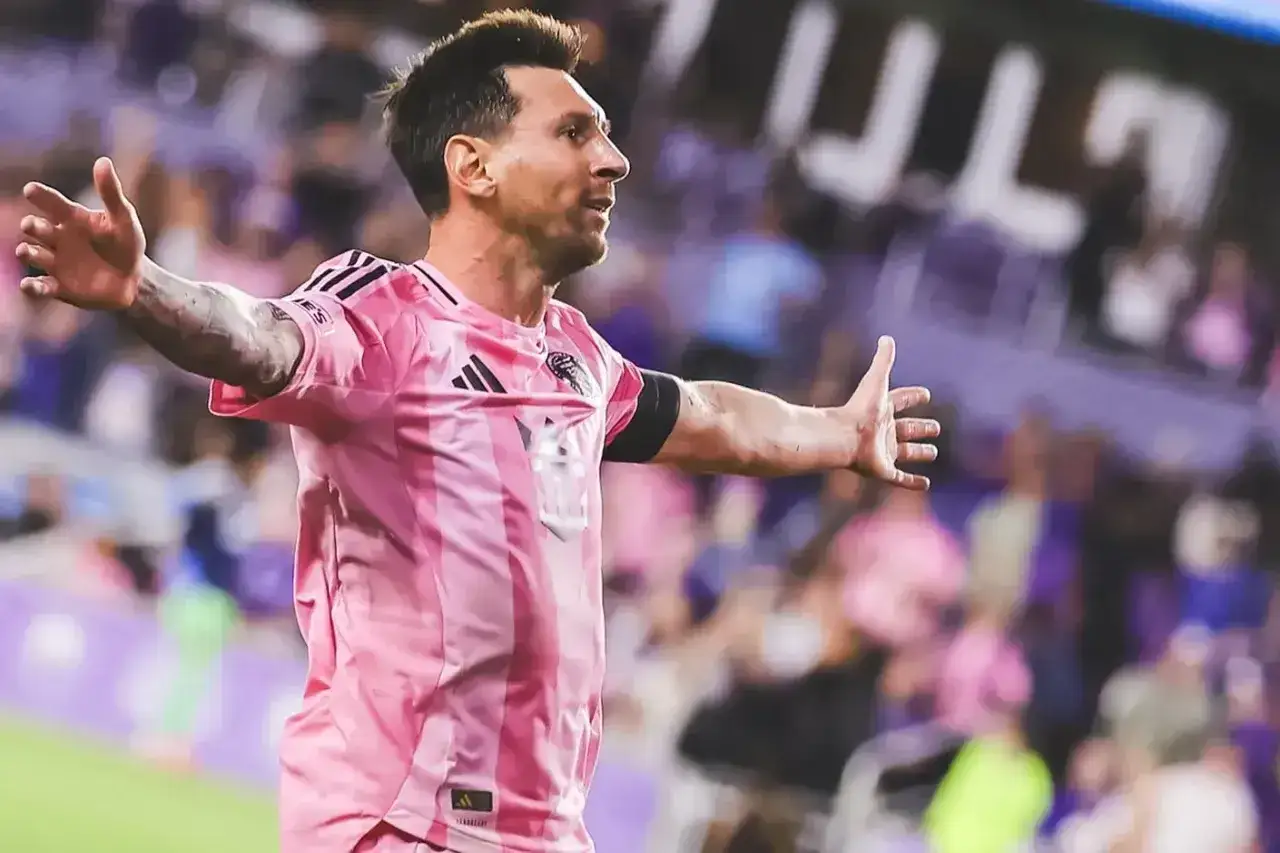 Lionel Messi w różowej koszulce Inter Miami świętuje bramkę. W jakim klubie gra Messi 2024? Właśnie tutaj!