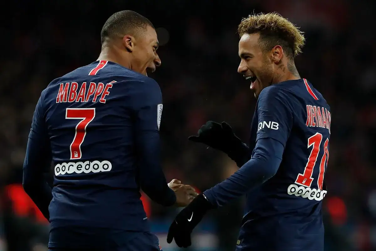 Neymar i Mbappé, dwaj gwiazdorzy PSG, cieszą się po zdobytej bramce.