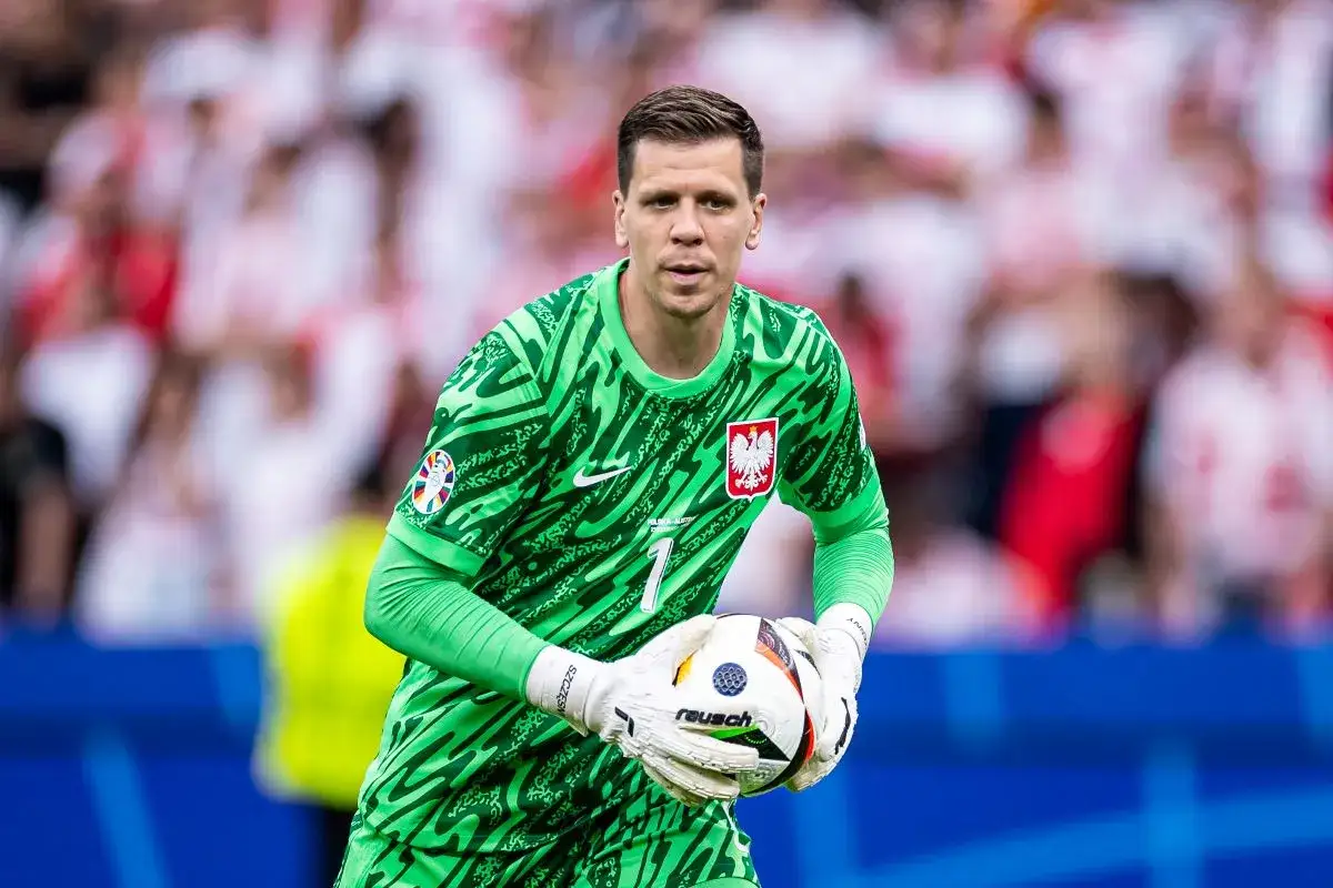 Bramkarz Szczęsny w zielonej koszulce z orłem na piersi, gotowy do obrony. Ile Szczęsny ma lat? To pytanie zadają sobie kibice, widząc jego formę.
