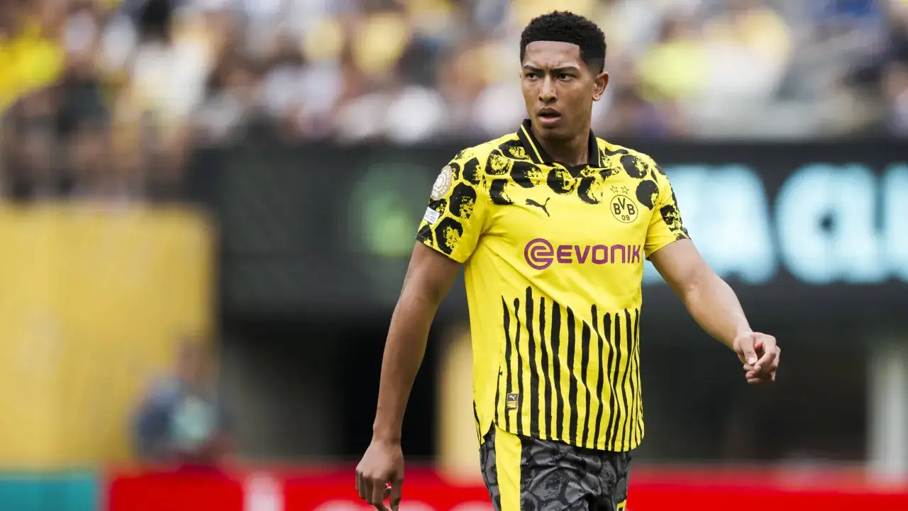 Jude Bellingham w żółtej koszulce BVB, gotowy do gry.