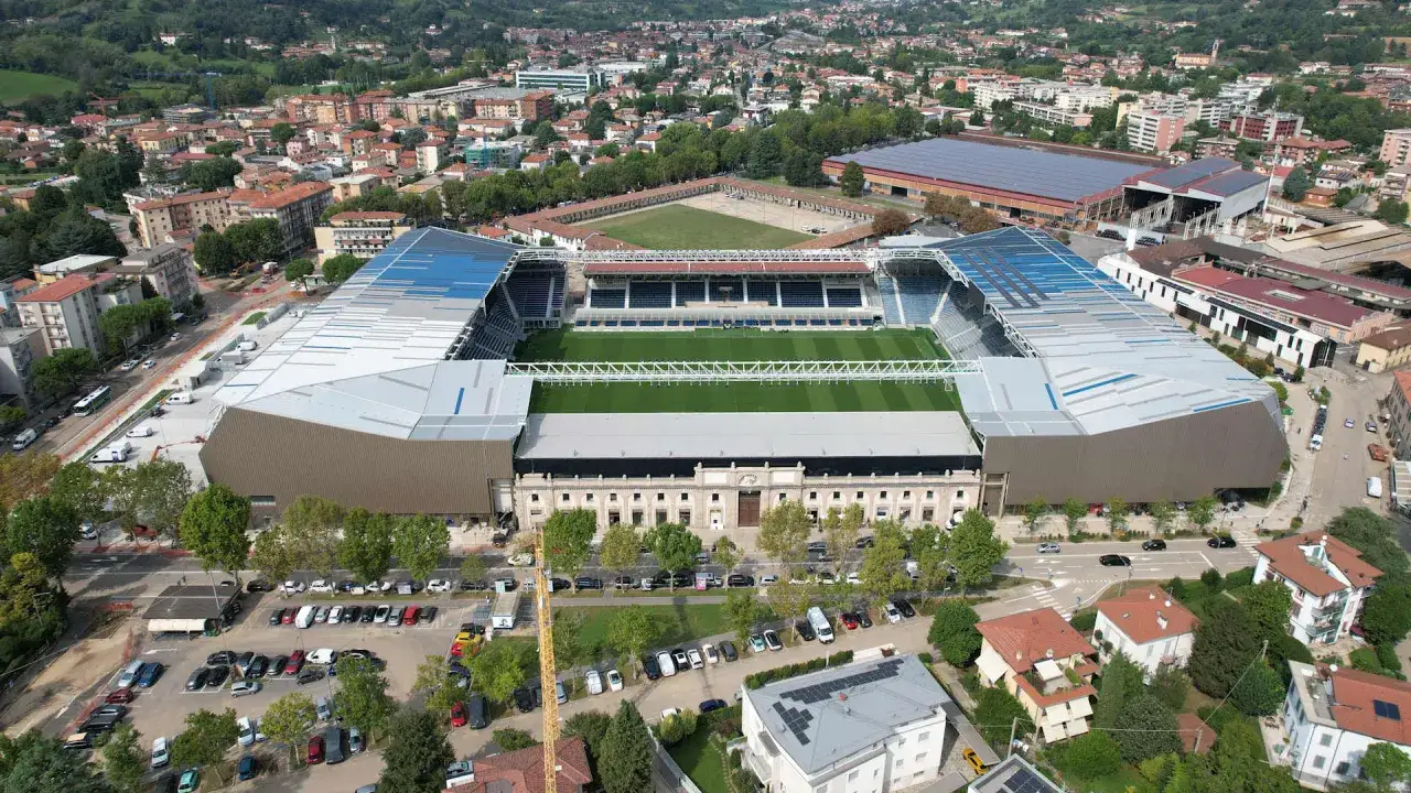 Stadio Atleti Azzurri d'Italia z lotu ptaka, otoczony zabudowaniami i zielenią.