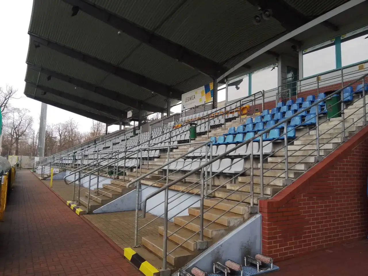 Puste trybuny stadionu Miedzi Legnica czekają na kibiców.