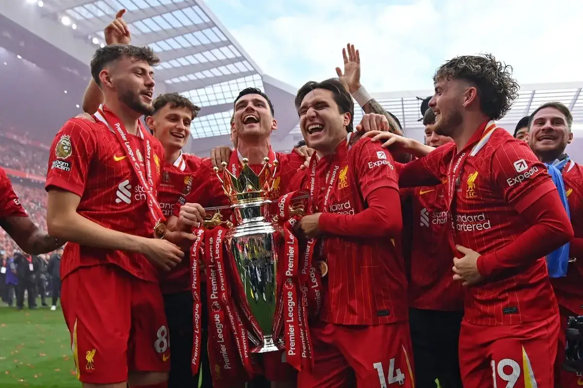Radosni liverpool – zawodnicy świętują zdobycie pucharu Premier League, trzymając go w górze.