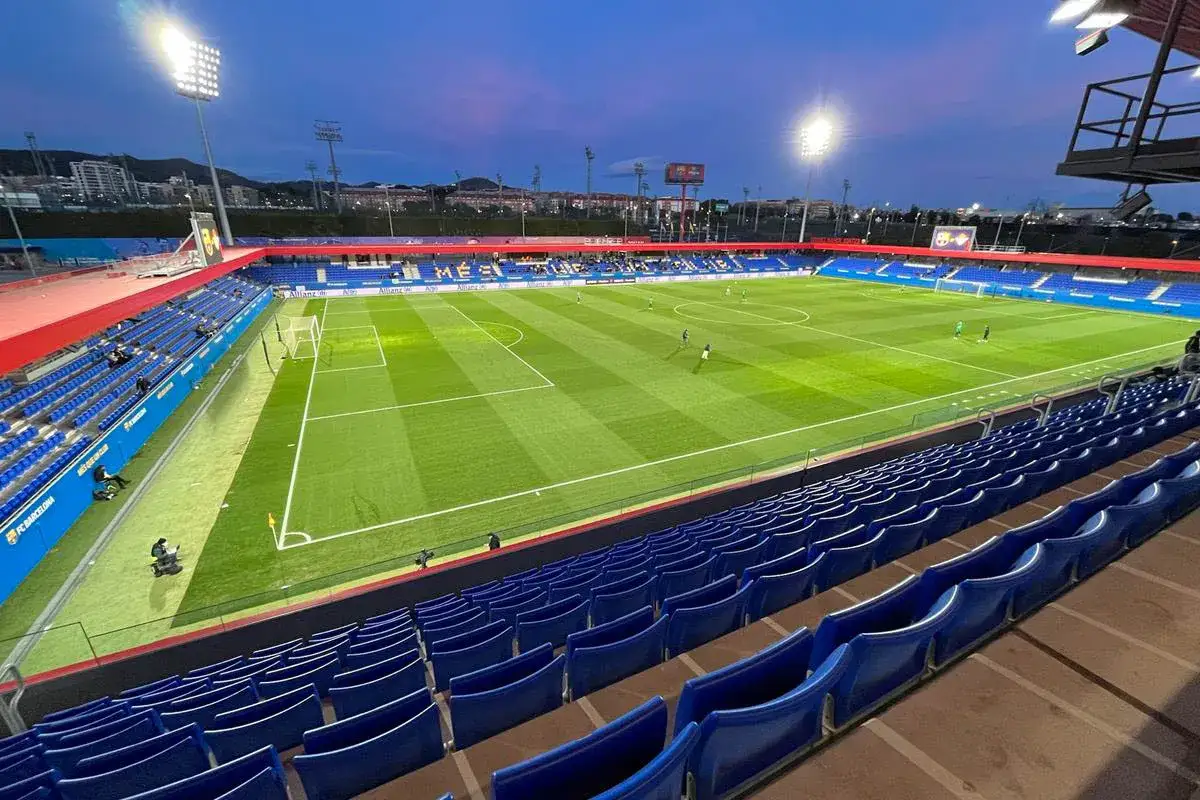 Piękny wieczór na Estadi Johan Cruyff. Puste niebieskie trybuny i zielona murawa czekają na emocje.