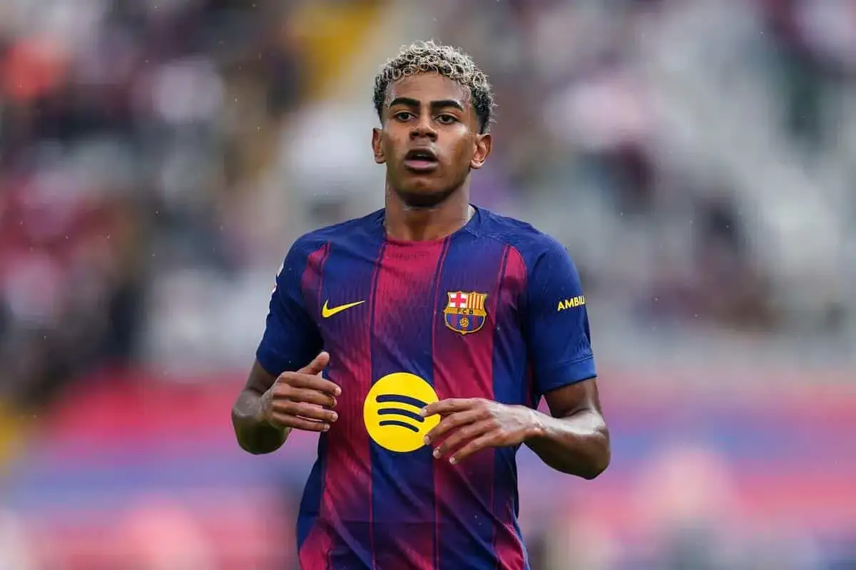 Młody piłkarz FC Barcelony w koszulce z logo Spotify. Zastanawiasz się, ile zarabia Lamine Yamal?