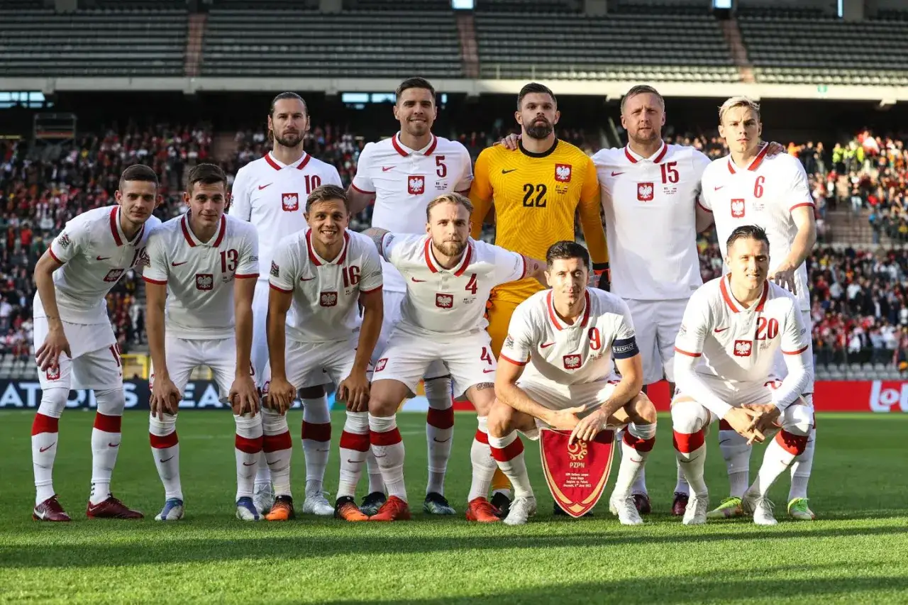 Reprezentacja Polski w piłce nożnej, gotowa do meczu. Biało-czerwoni, w tym Lewandowski, czekają na wyzwanie. Polska Belgia 6:1 to wynik, kt&oacute;ry zapisał się w historii.