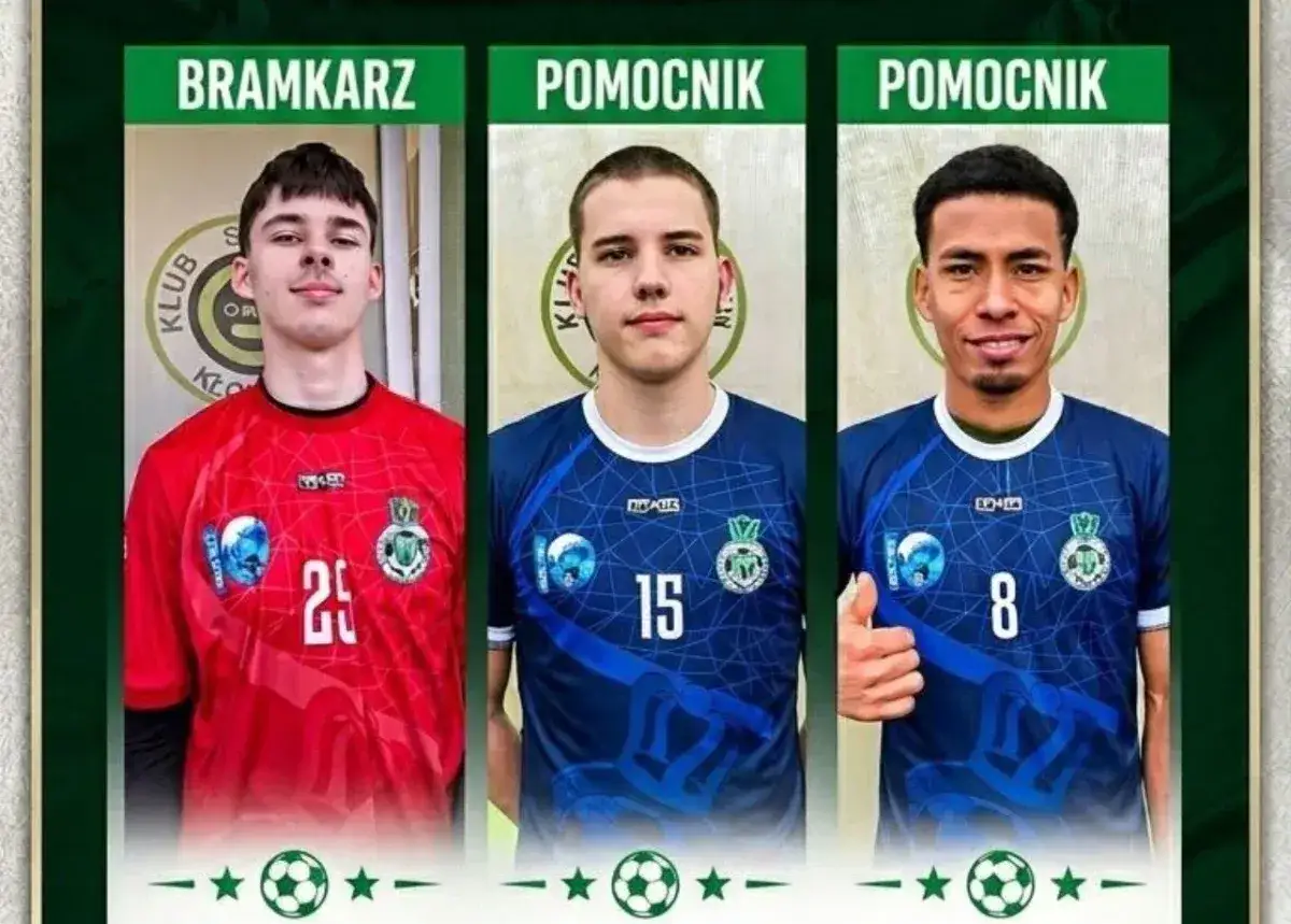 Trzech piłkarzy w strojach klubowych. Bramkarz z numerem 25, pomocnik z numerem 15 i pomocnik z numerem 8, który pokazuje kciuk w górę.