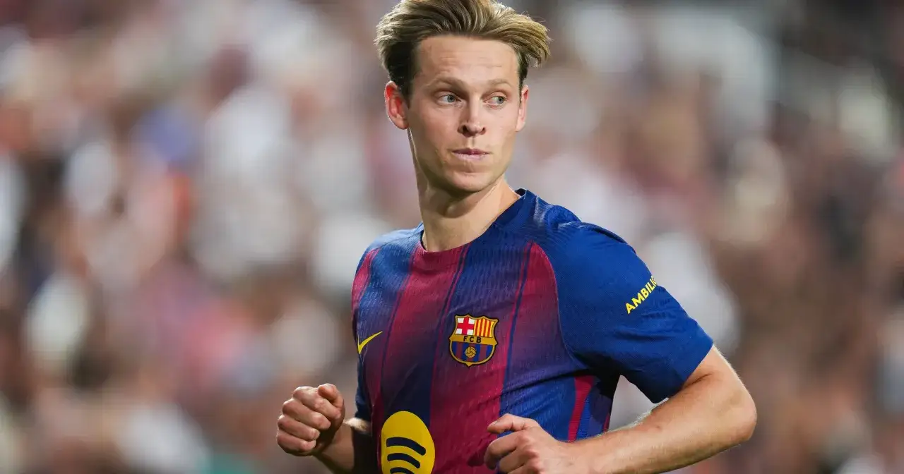 Frenkie de Jong w koszulce FC Barcelony, zdeterminowany na boisku.